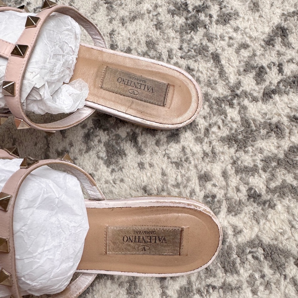 Valentino Garavani Pink Rockstud Leather Slide Sandals - Picture 12 of 12
